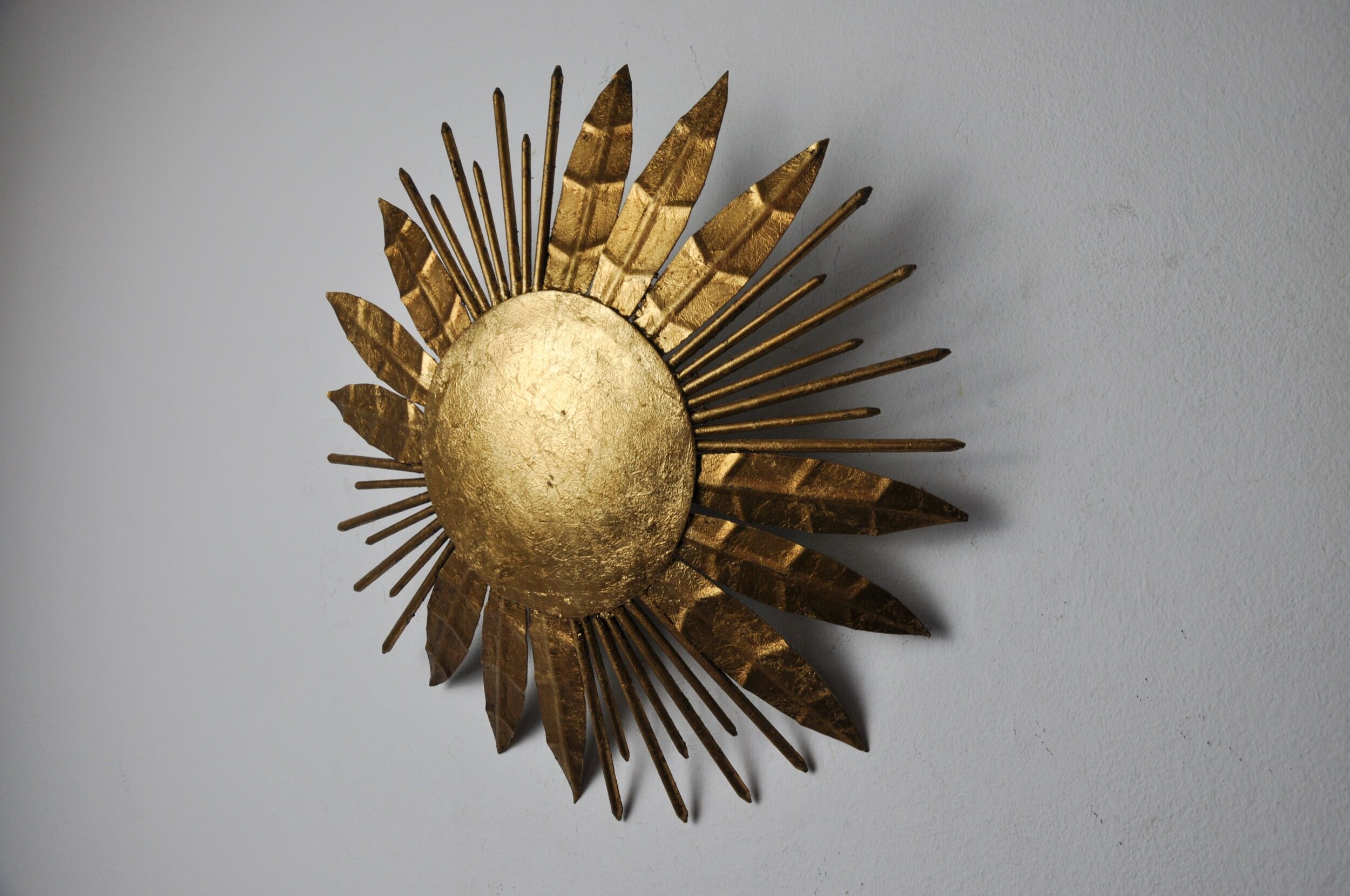 Brutalist sun floral wall lamp, gold leaf gilded metal, Italy, 1970
