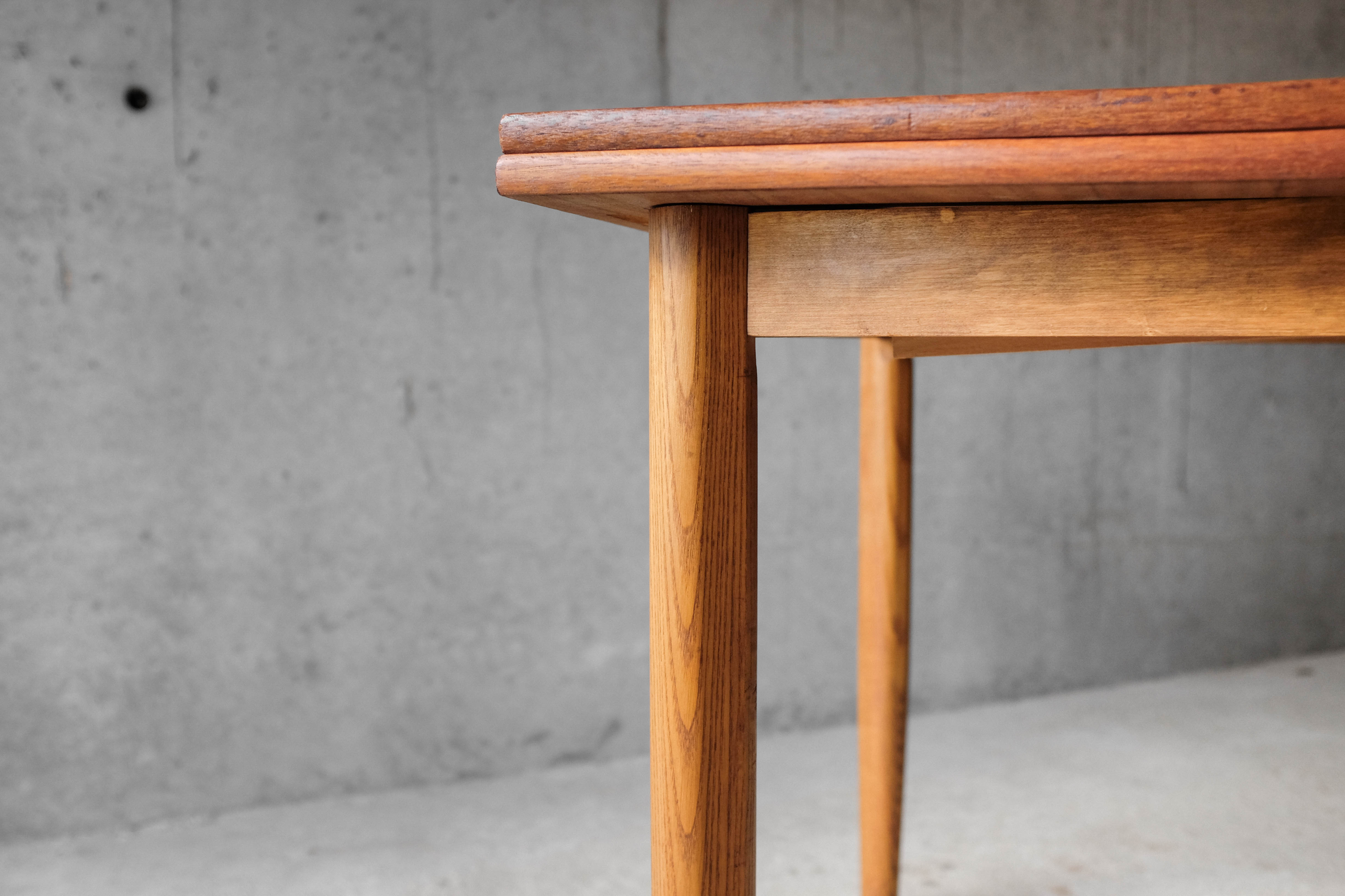 Table and 4 chairs 60