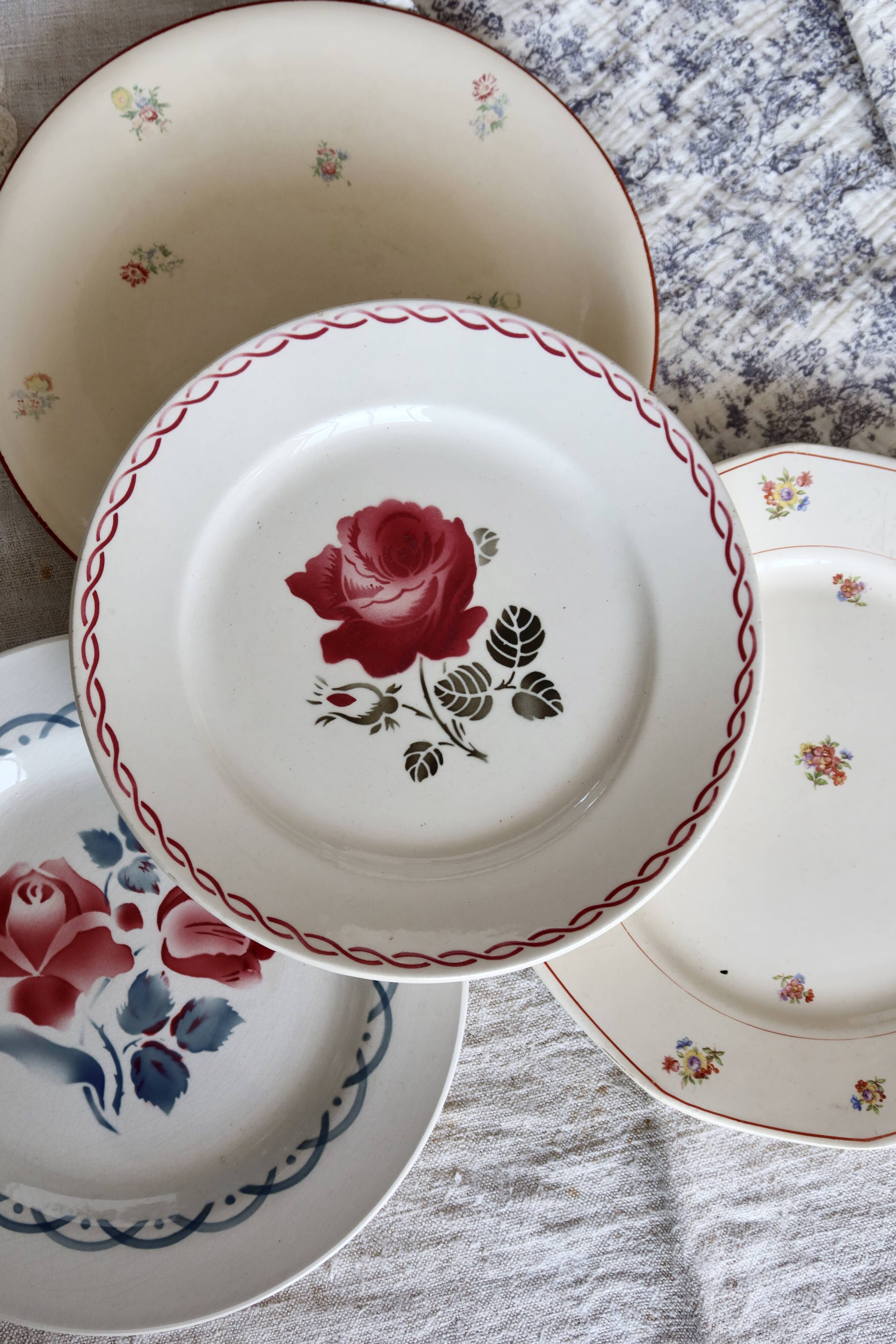 4 mismatched vintage floral pattern dinner plates - Rosa set