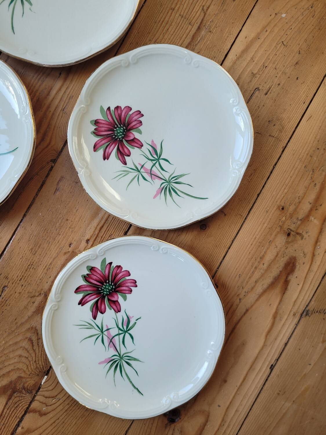 Set of 9 pink daisy dessert plates