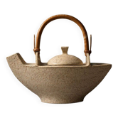 Poterie danoise unique – théière sculpturale avec une poignée en bambou.