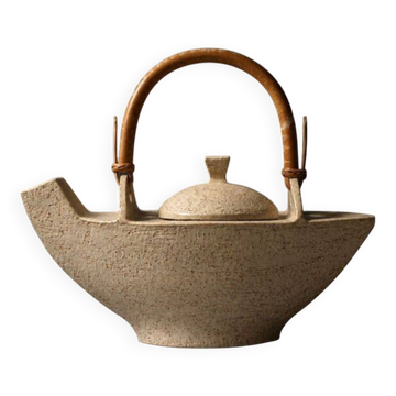 Poterie danoise unique – théière sculpturale avec une poignée en bambou.