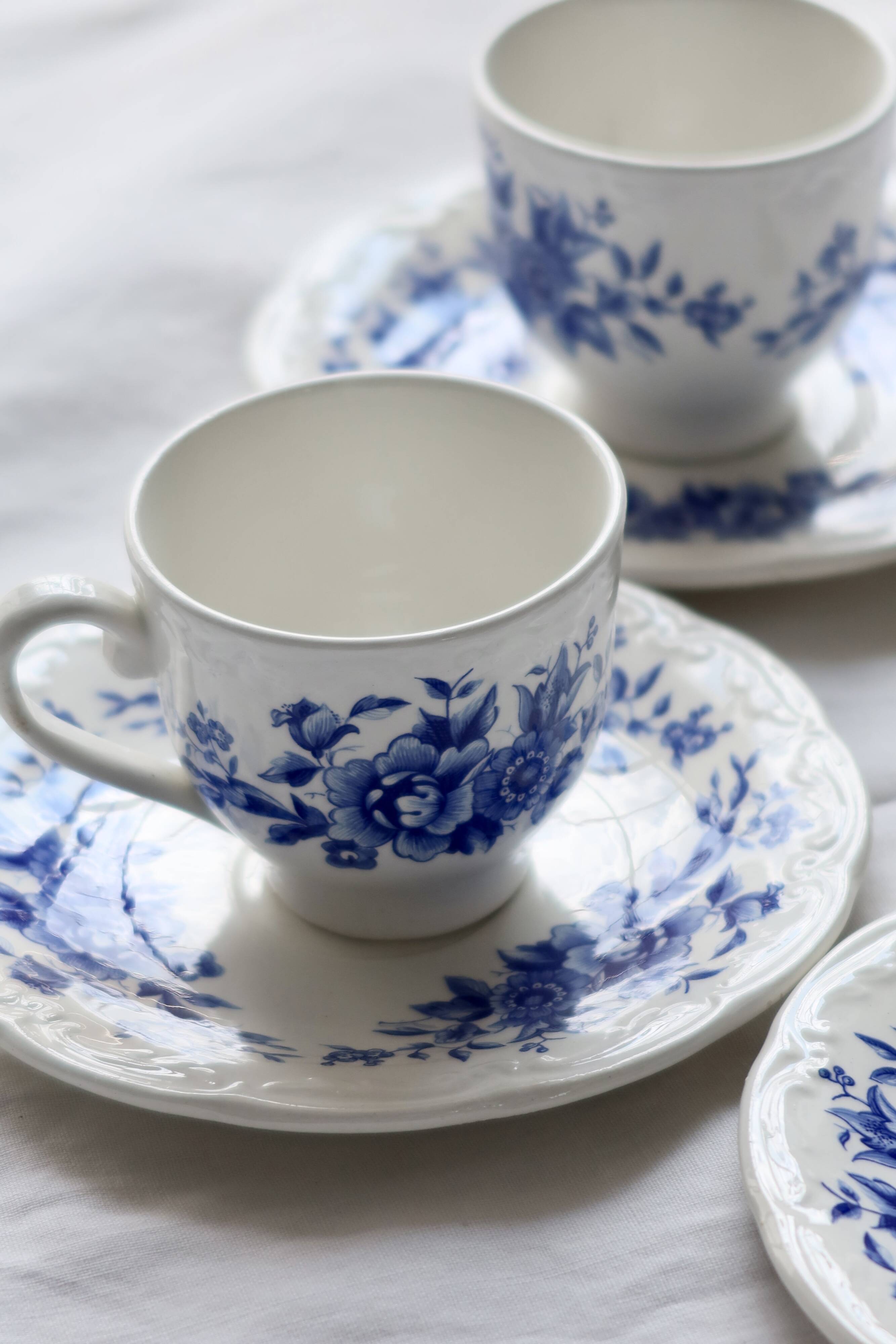4 tasses anciennes en faïence Sarreguemines bleue et blanche - Soucoupes as