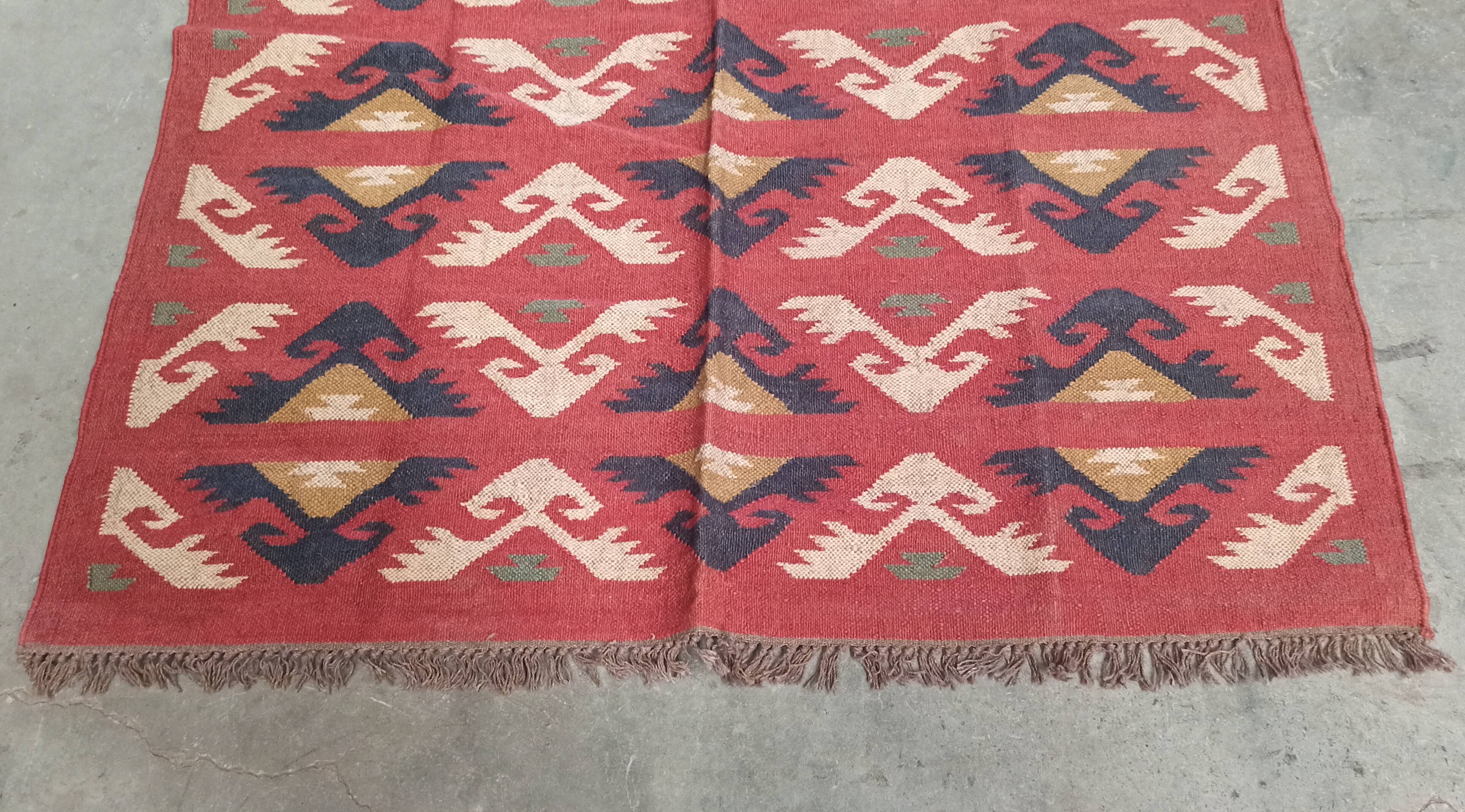 Tapis kilim en toile de jute et coton. 150cm x 250cm