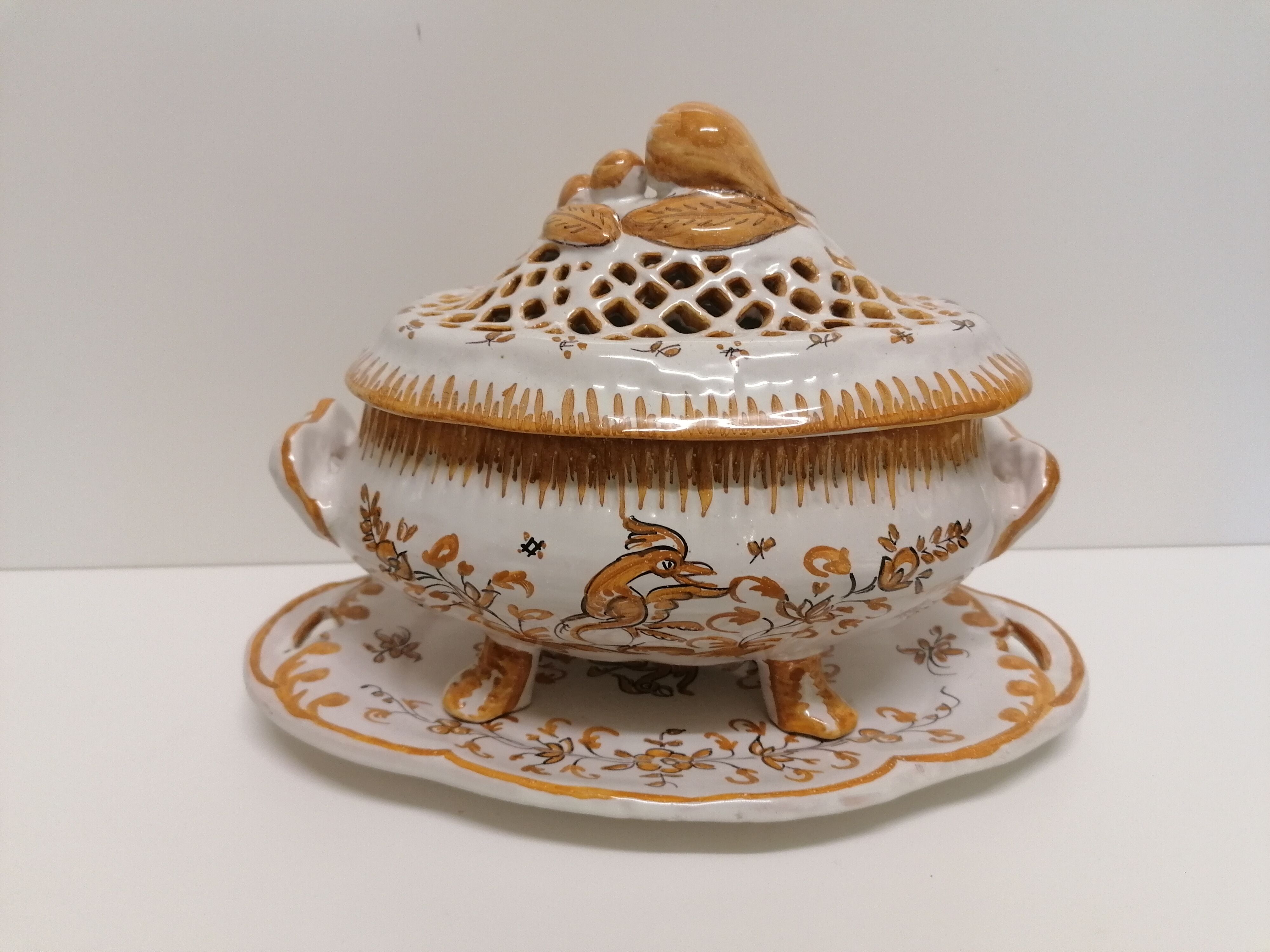 Soupière décor Moustier