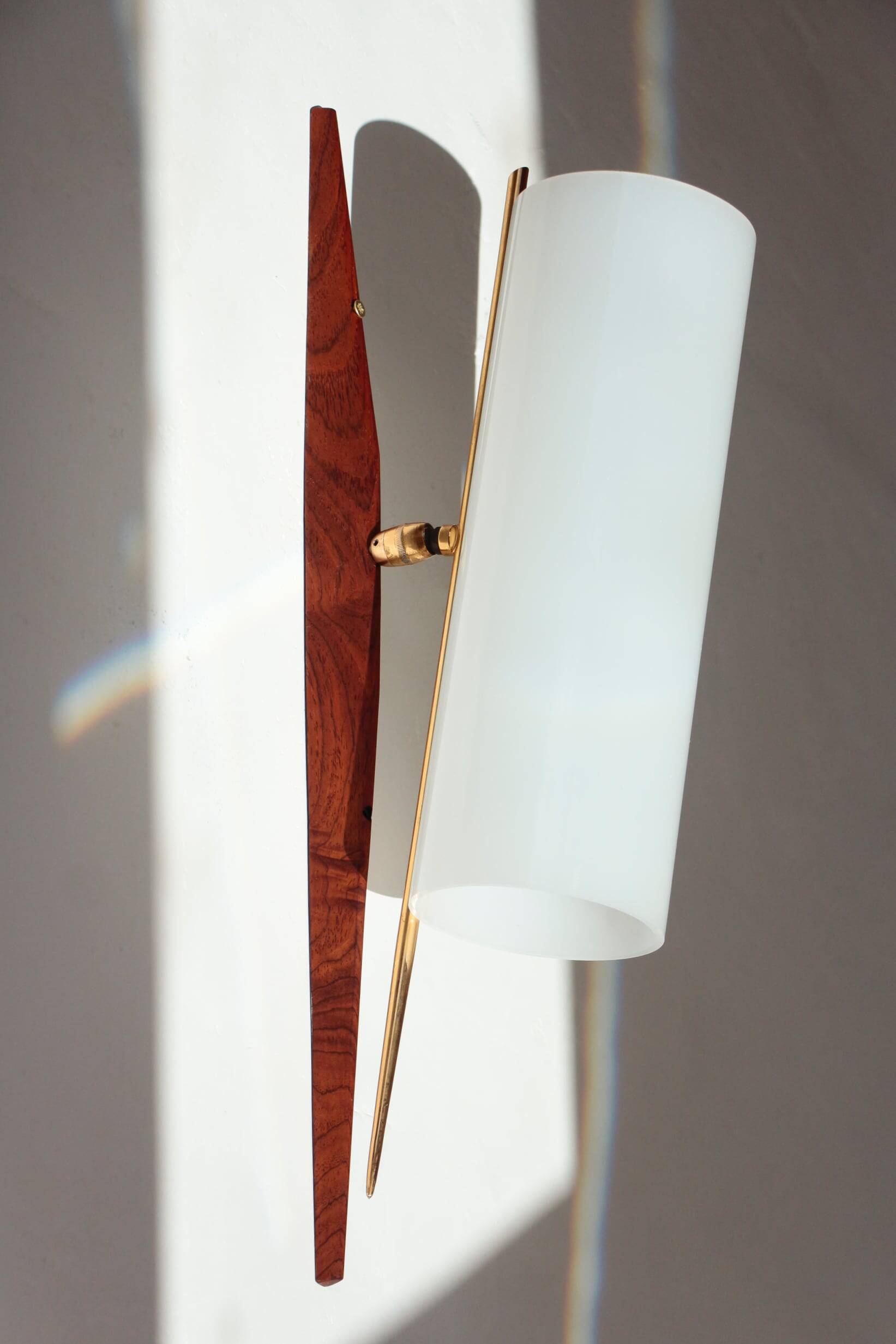 Modernist adjustable wall lights in teak and brass – 1950