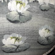 Boïte ancienne pour friandises en forme d'oeuf en soie peinte à la main