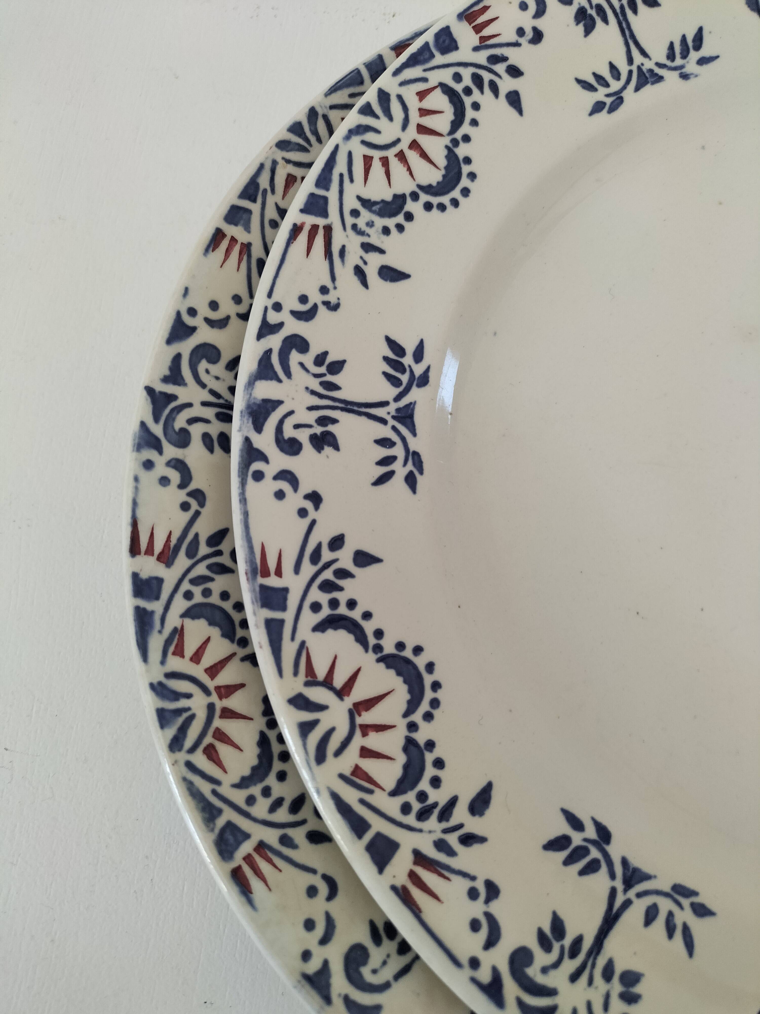 Pair of ironstone plates from Onnaing – blue and red decoration, 19th century