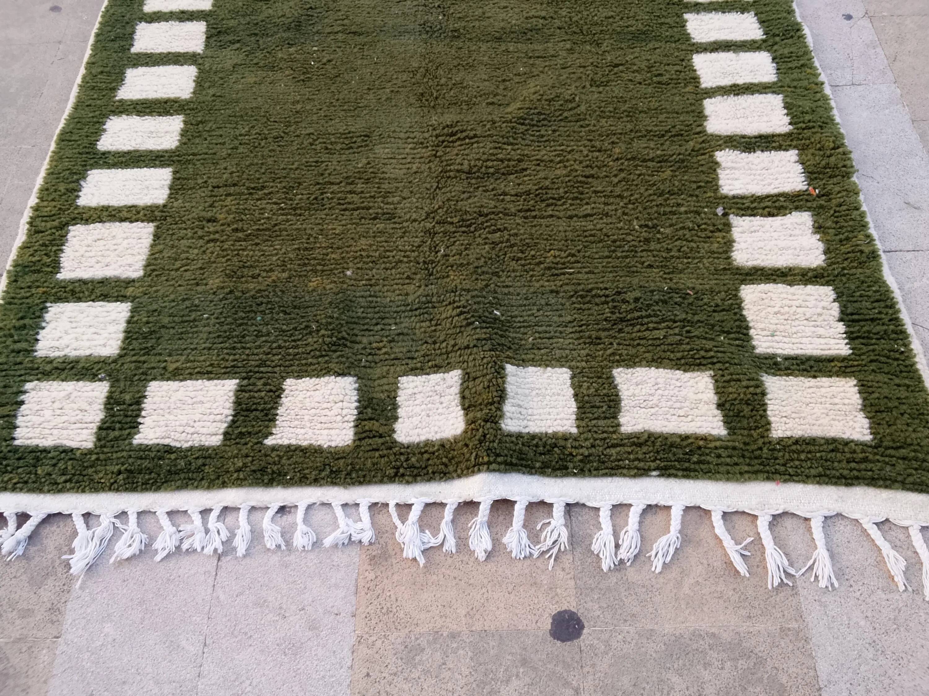 Handwoven Moroccan rug, natural wool, 250cm x 150cm, elegant decoration.