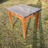 Spindle leg desk