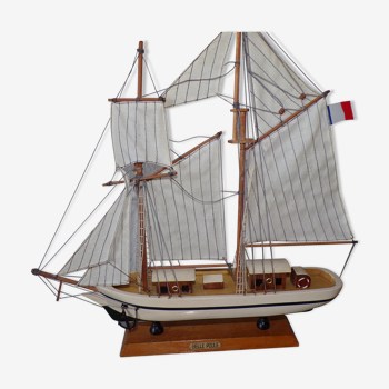 Wooden boat model Belle Poule