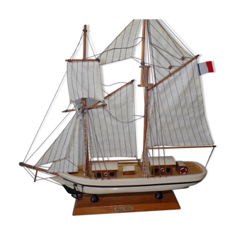 Wooden boat model Belle Poule