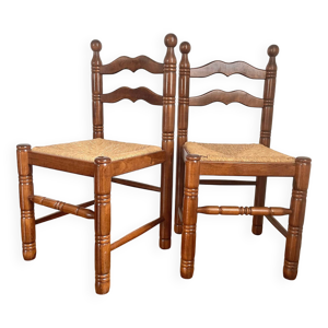 Pause de chaises brutalistes