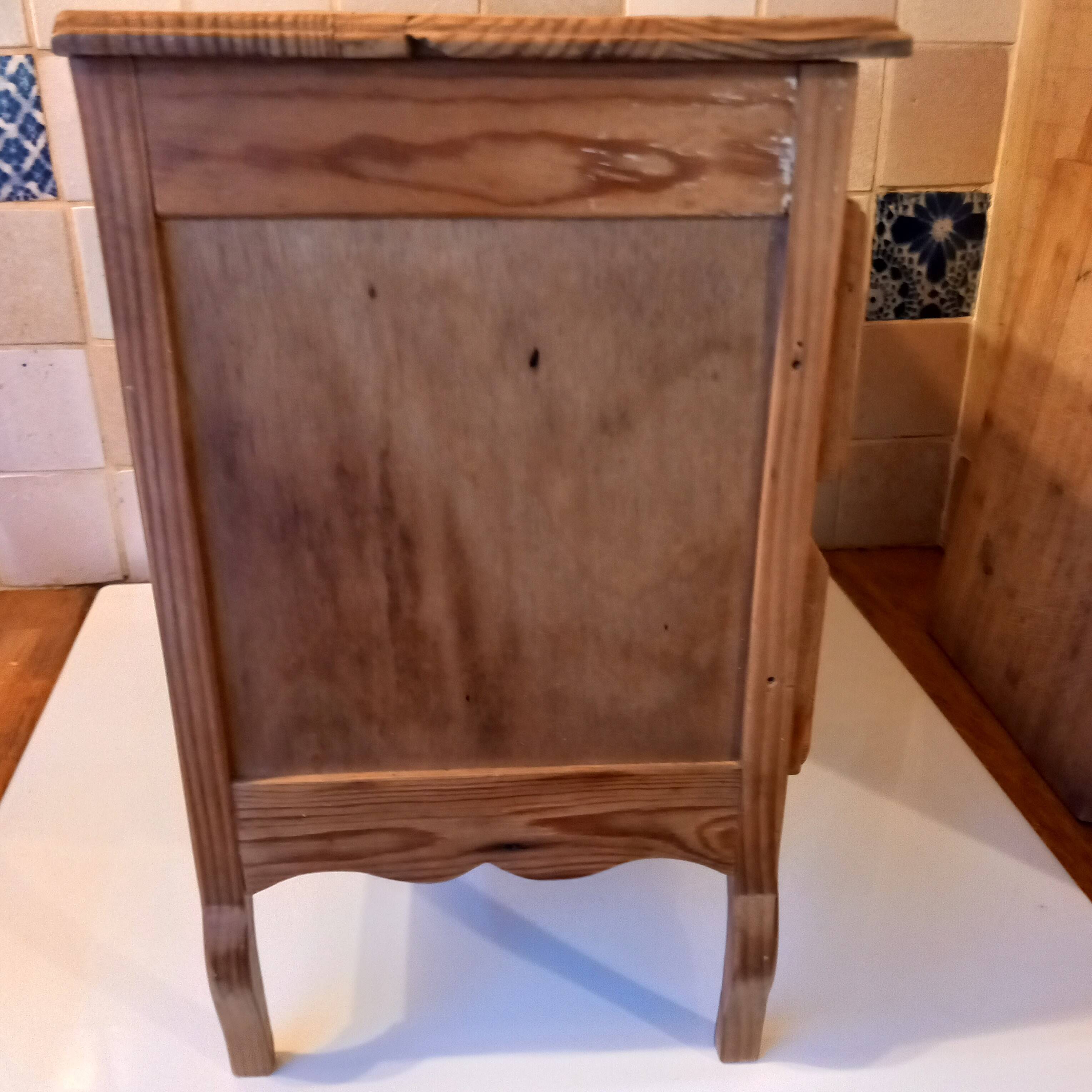 Small wooden chest of drawers