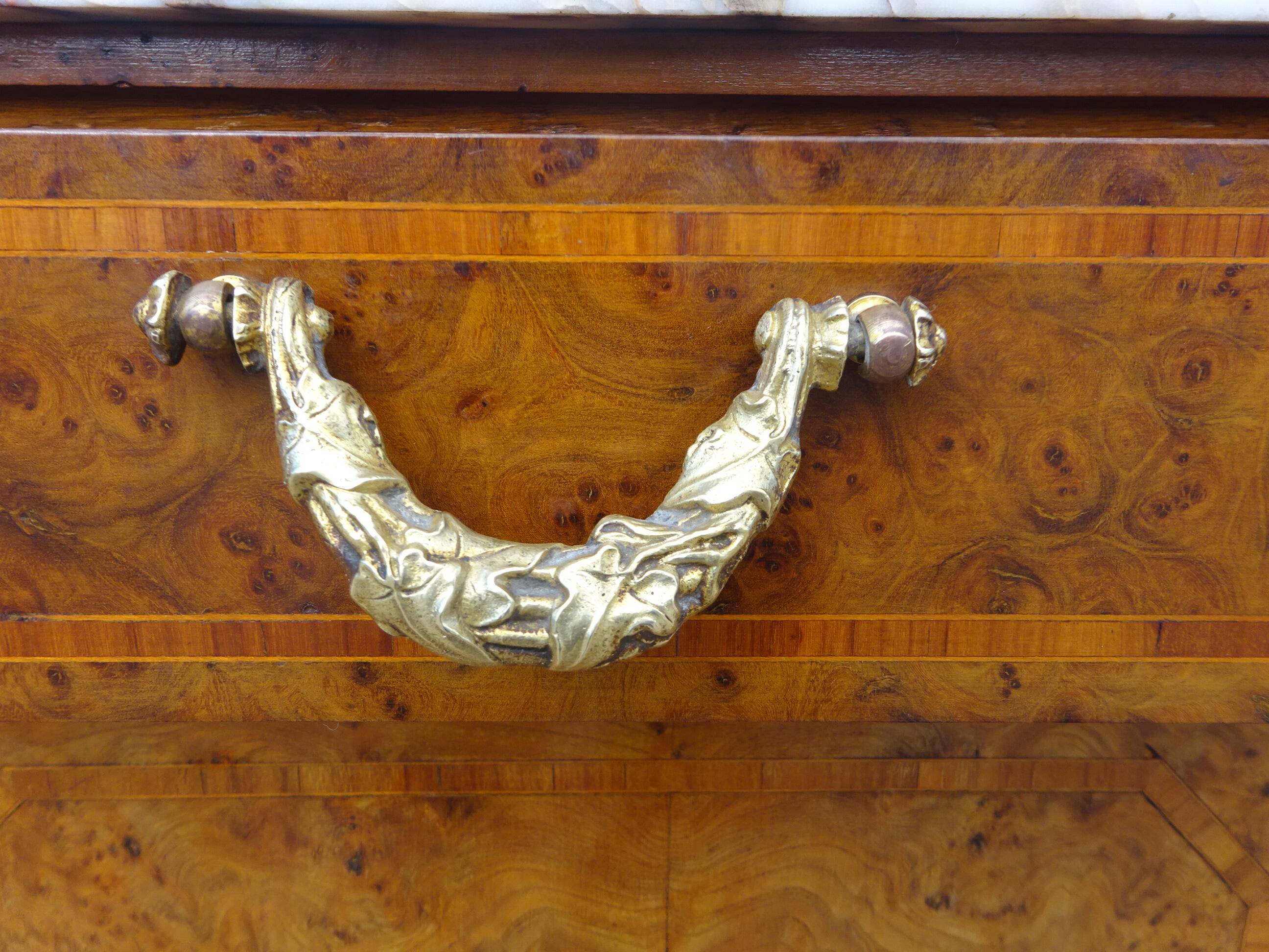 Très ancien buffet Louis XVI avec marbre, miroir et bronze