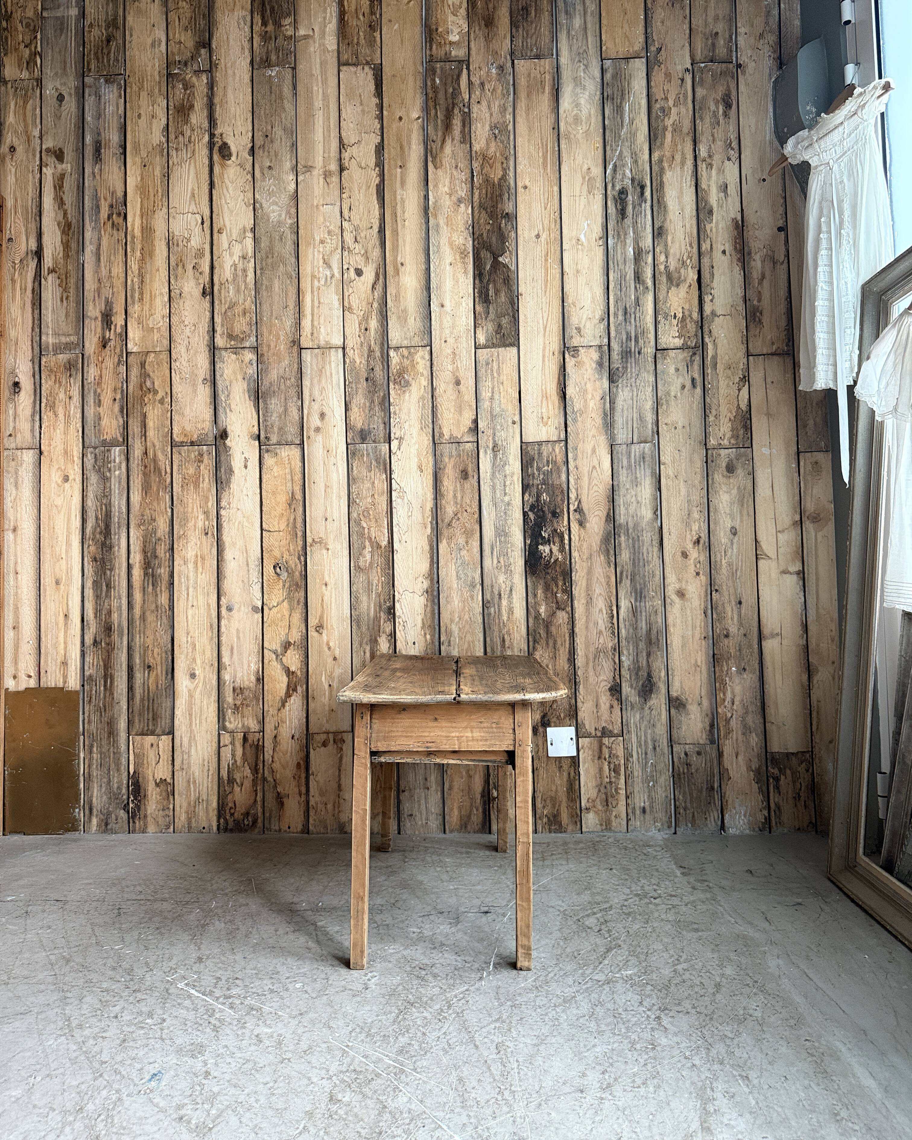 Petite console ou table de chevet en pin massif (rénovée)