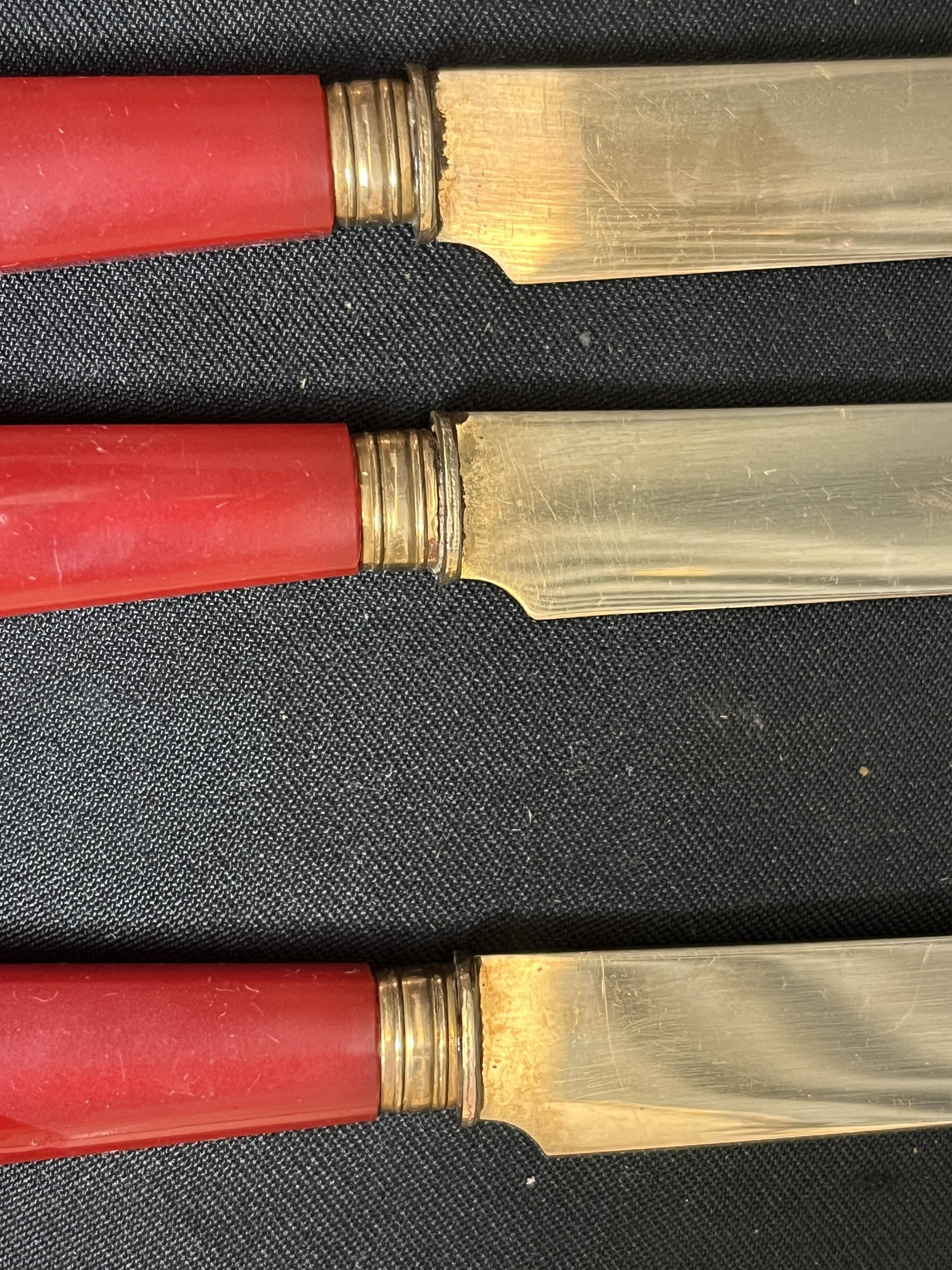 Tableware, twelve vermeil dessert knives in a case from around 1940.