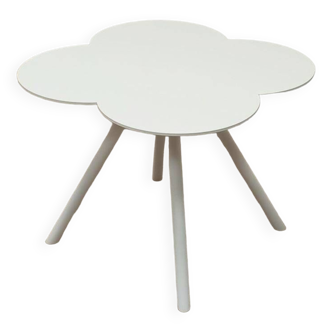 Klover coffee table by Deberenn in white metal
