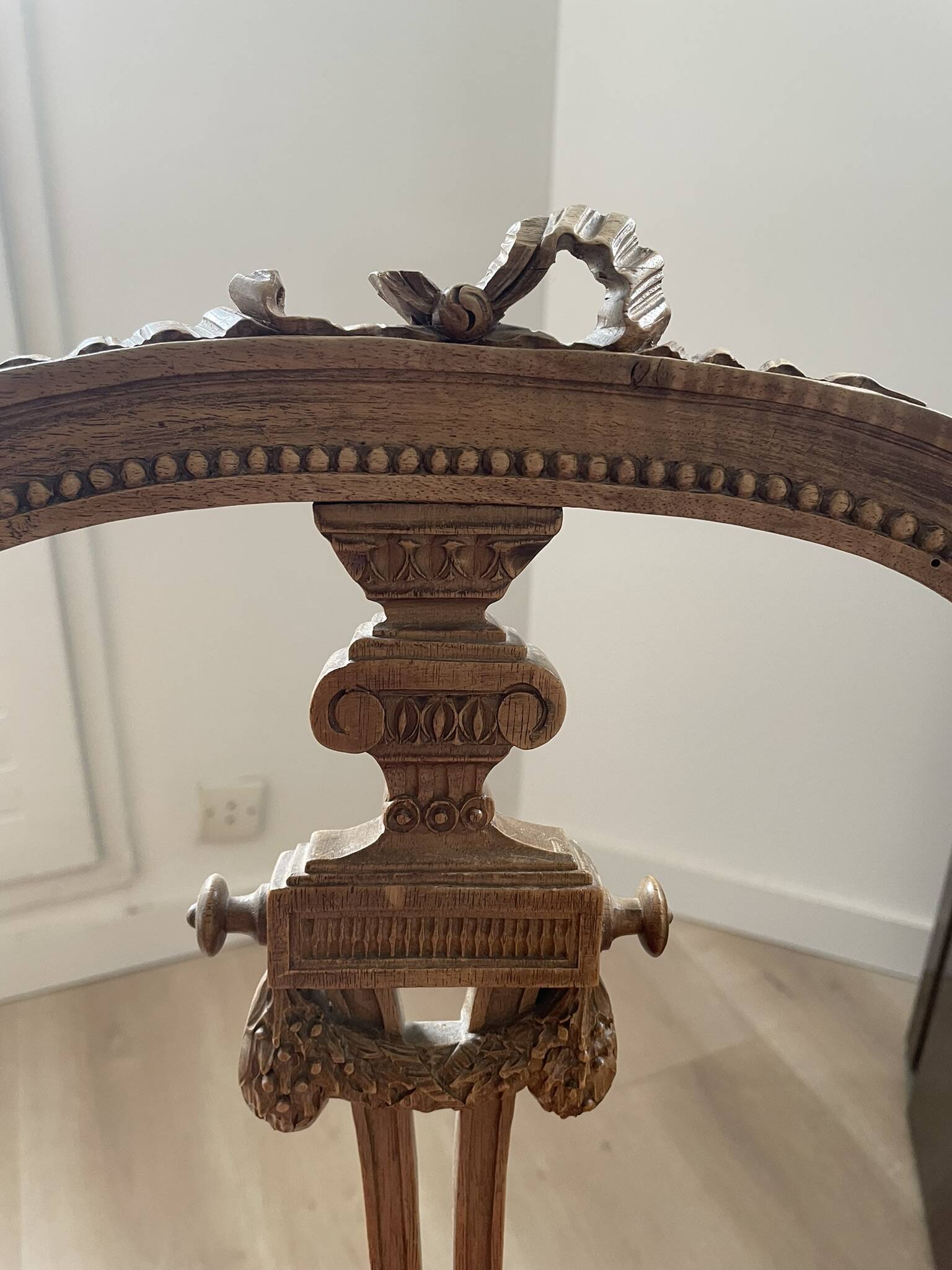 Timeless elegance for this Louis XVI style chair, in carved wood