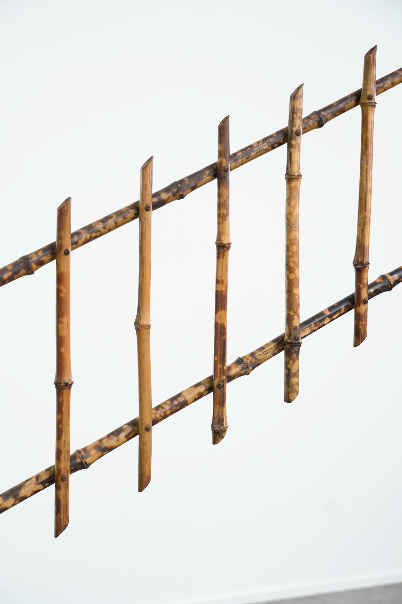 Porte-manteau ancien français en bambou, avec miroir et porte-parapluie.