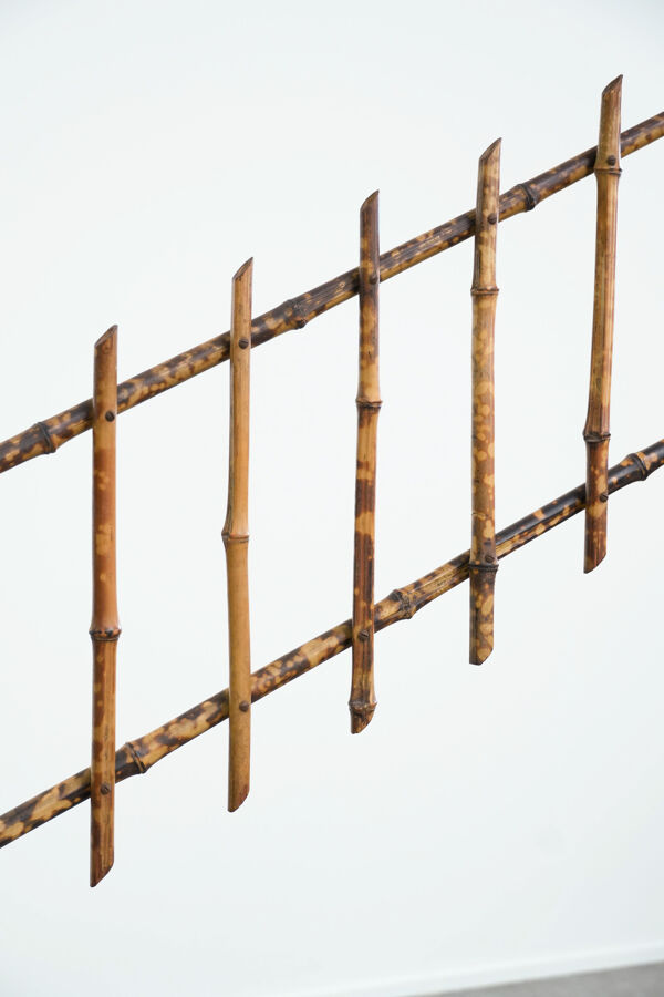 Porte-manteau ancien français en bambou, avec miroir et porte-parapluie.