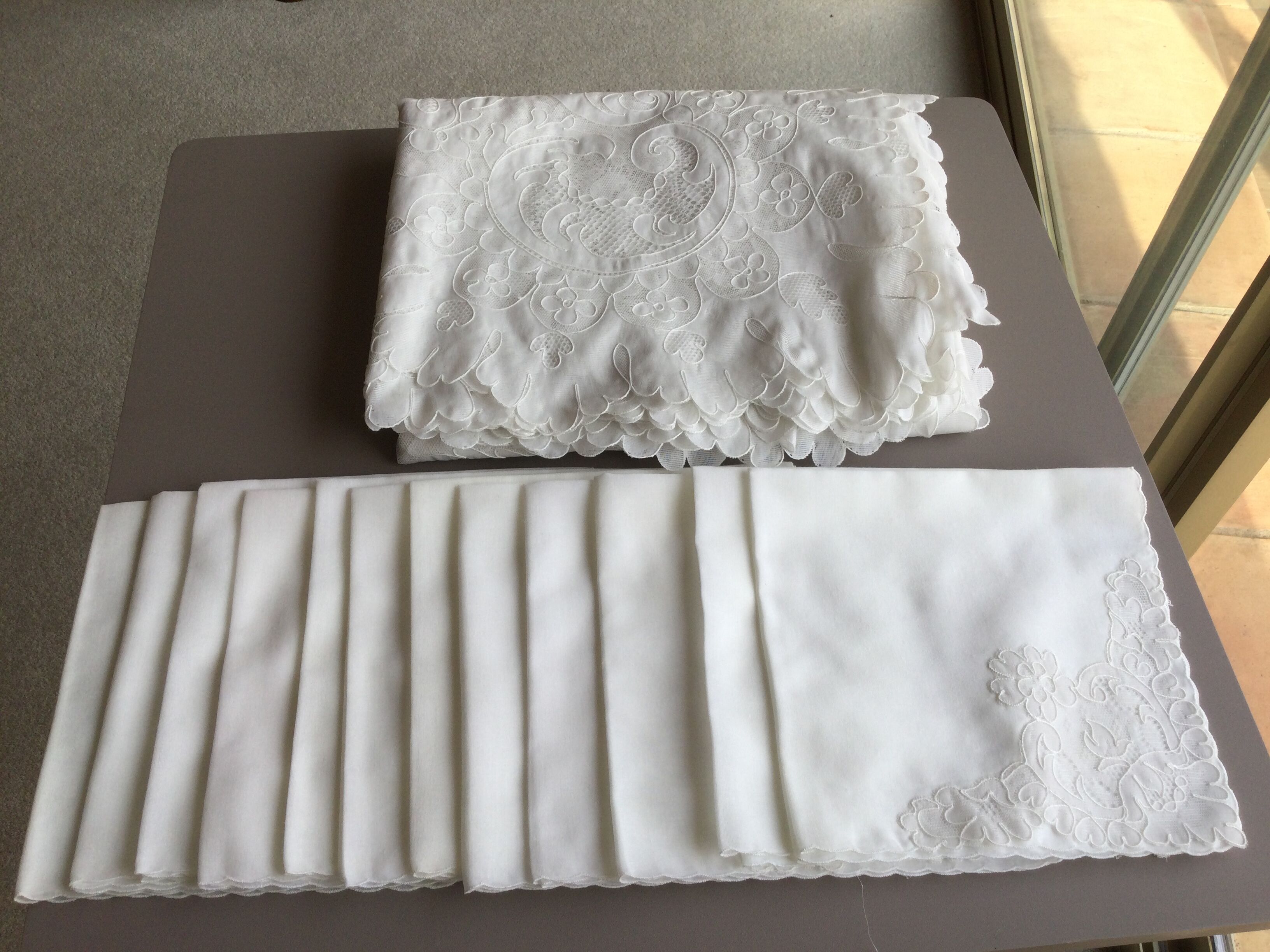 Dognin lace tablecloth and its 12 matching towels