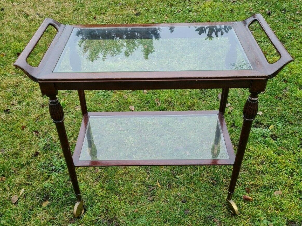 Serving on wooden and glass wheels