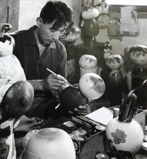 Grande Kokeshi - Winter camelia - master Watanabee Masao - 1917-2007