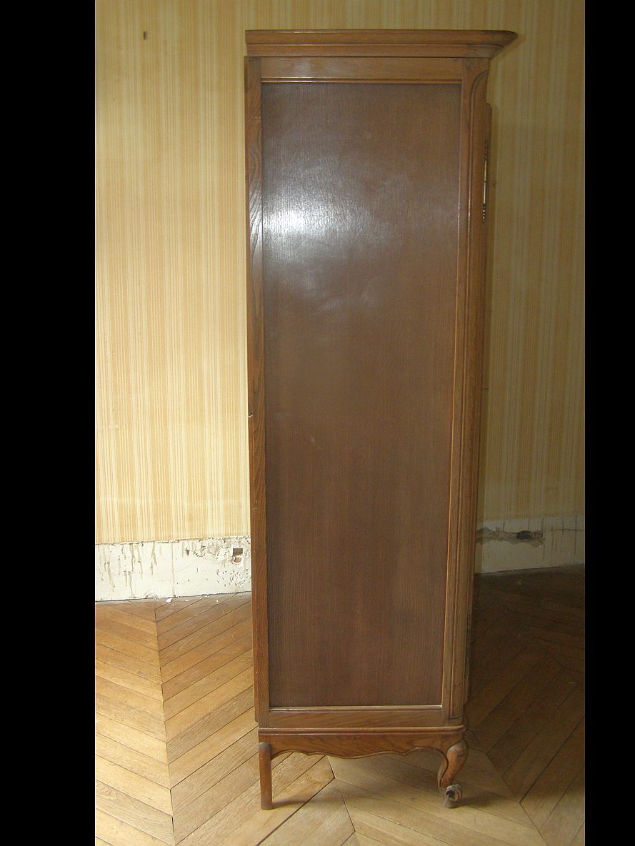 Solid oak cabinet from the 60s 2 doors with locks and keys