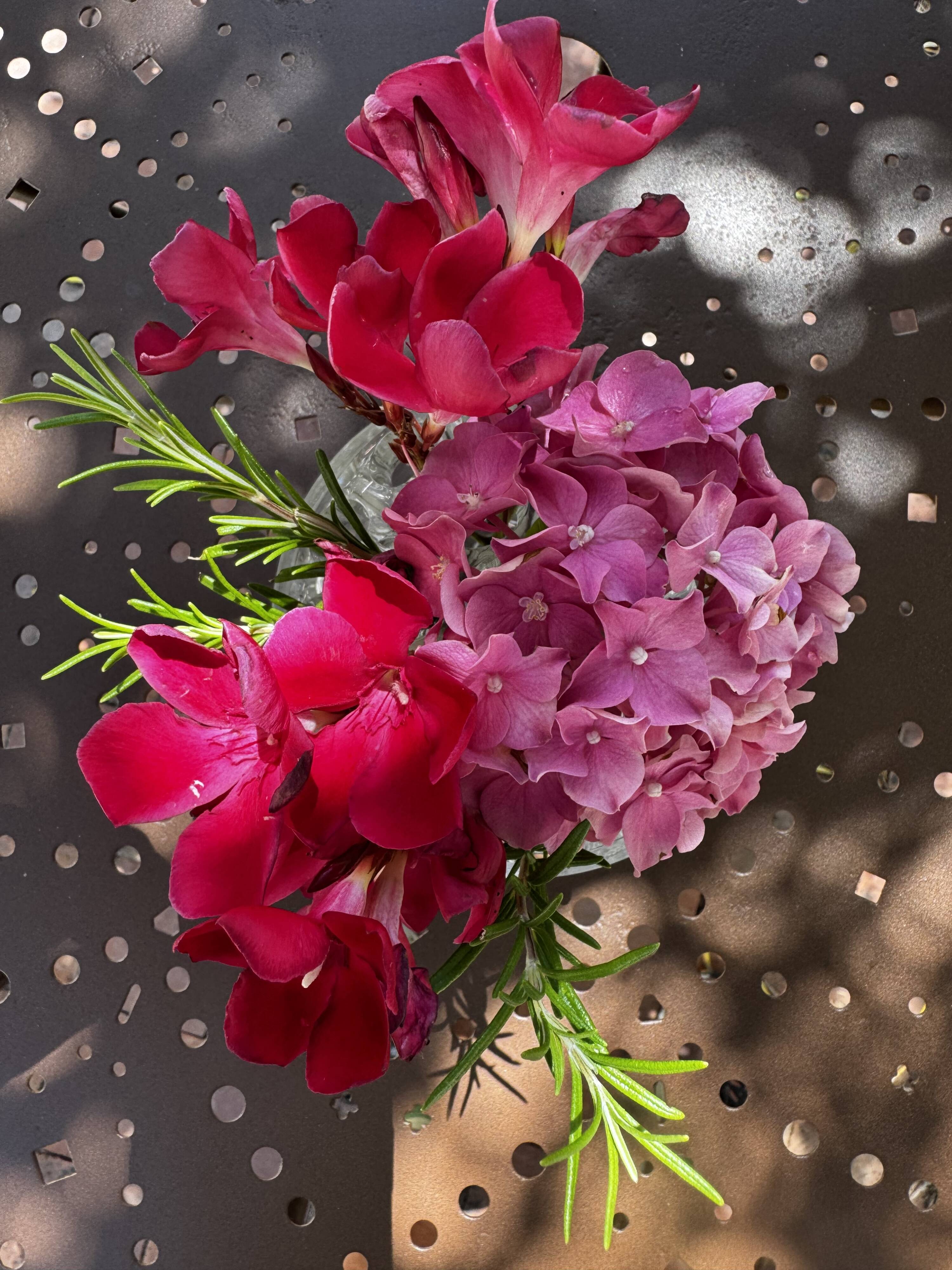 Ancien pique-fleurs en verre moulé transparent
