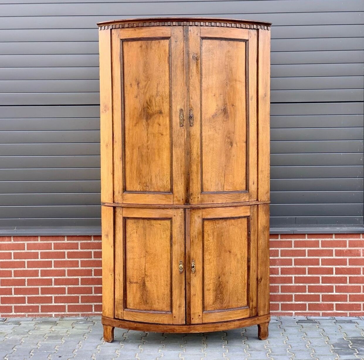 Louis Seize Oak corner cabinet with a quarter curved front