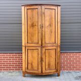 Armoire d’angle en chêne avec une façade incurvée d’un quart, Louis XVl