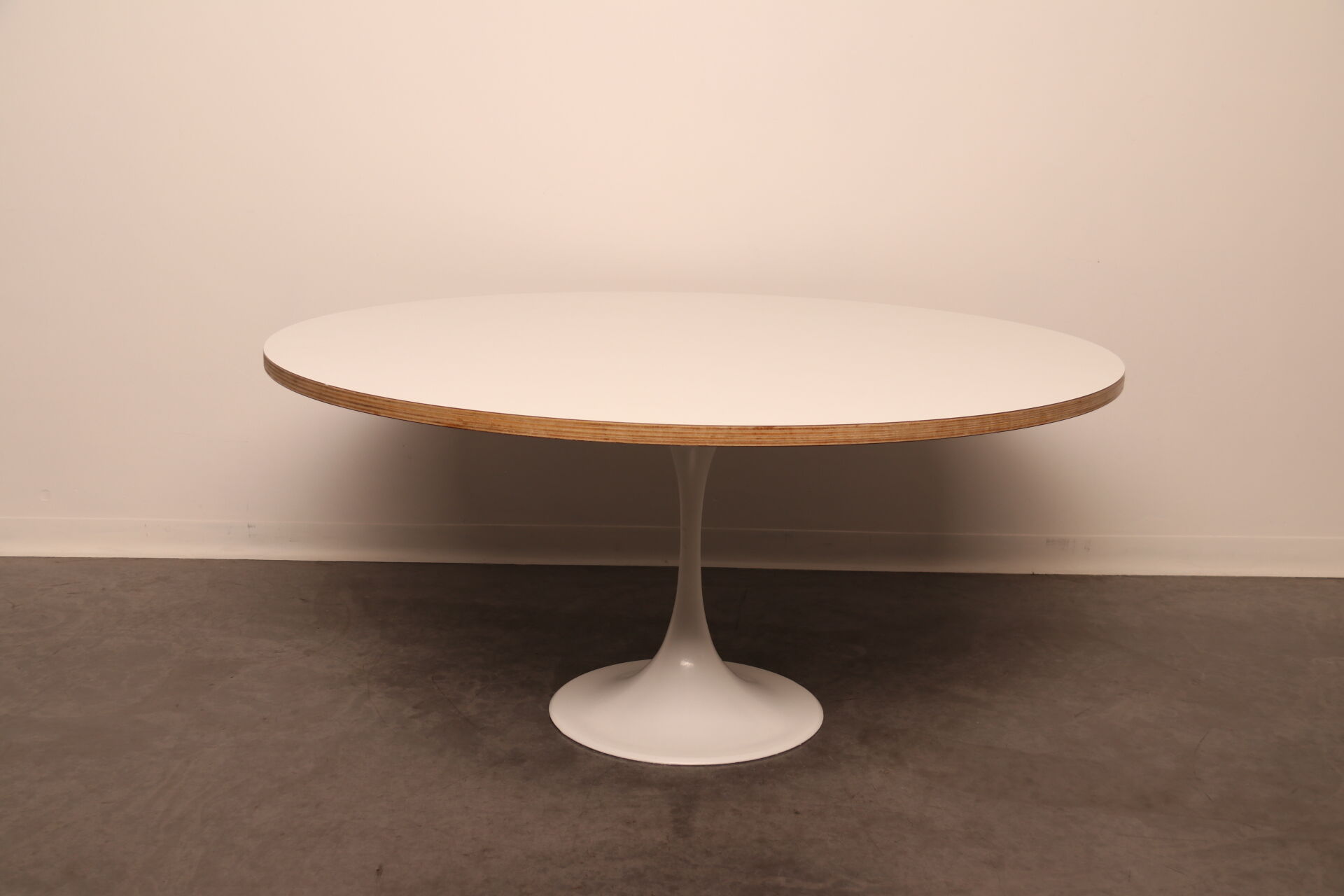 Table basse avec pied tulipe blanche - années 1960
