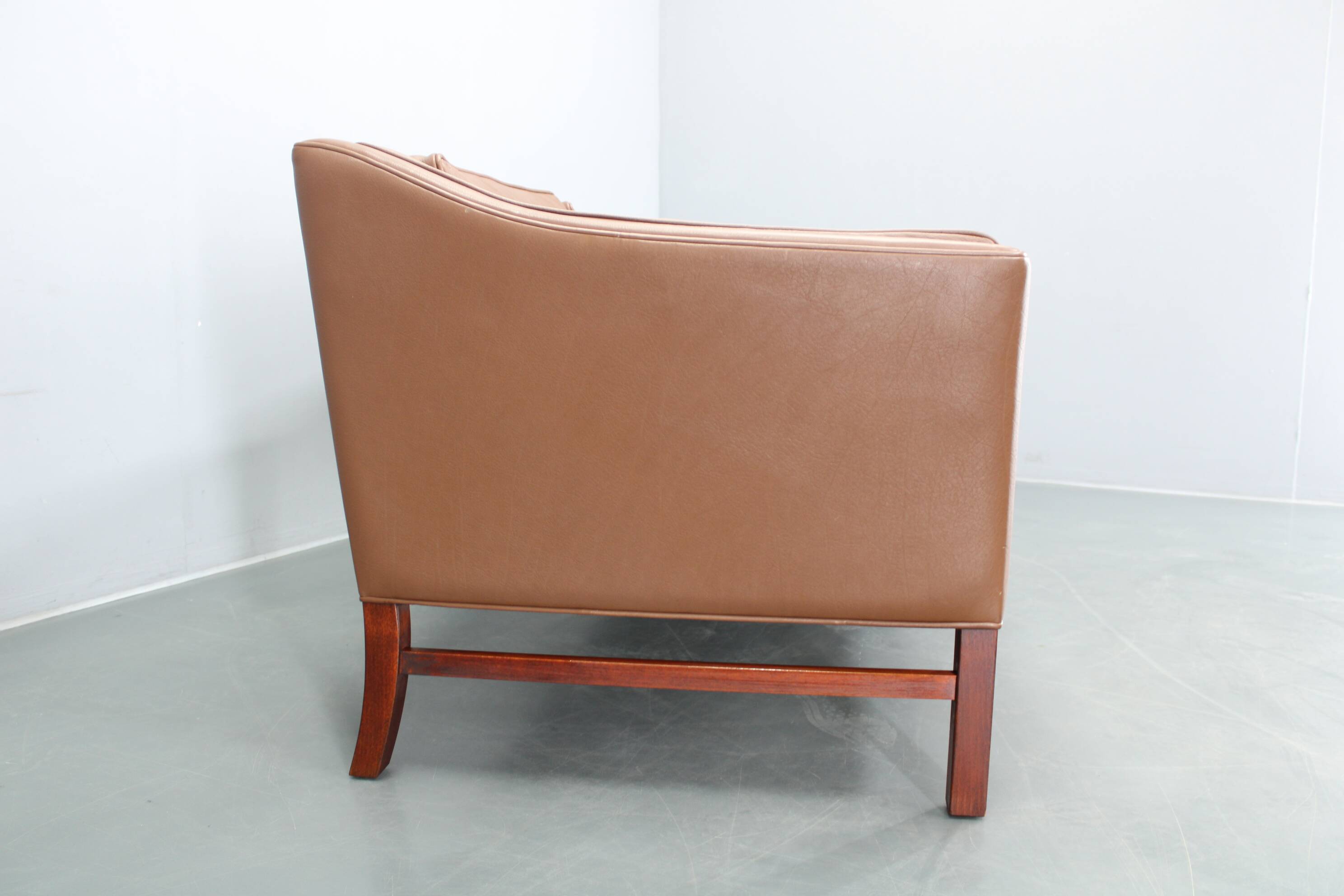 Canapé 3 places danois des années 1970 en cuir marron avec structure en hêtre