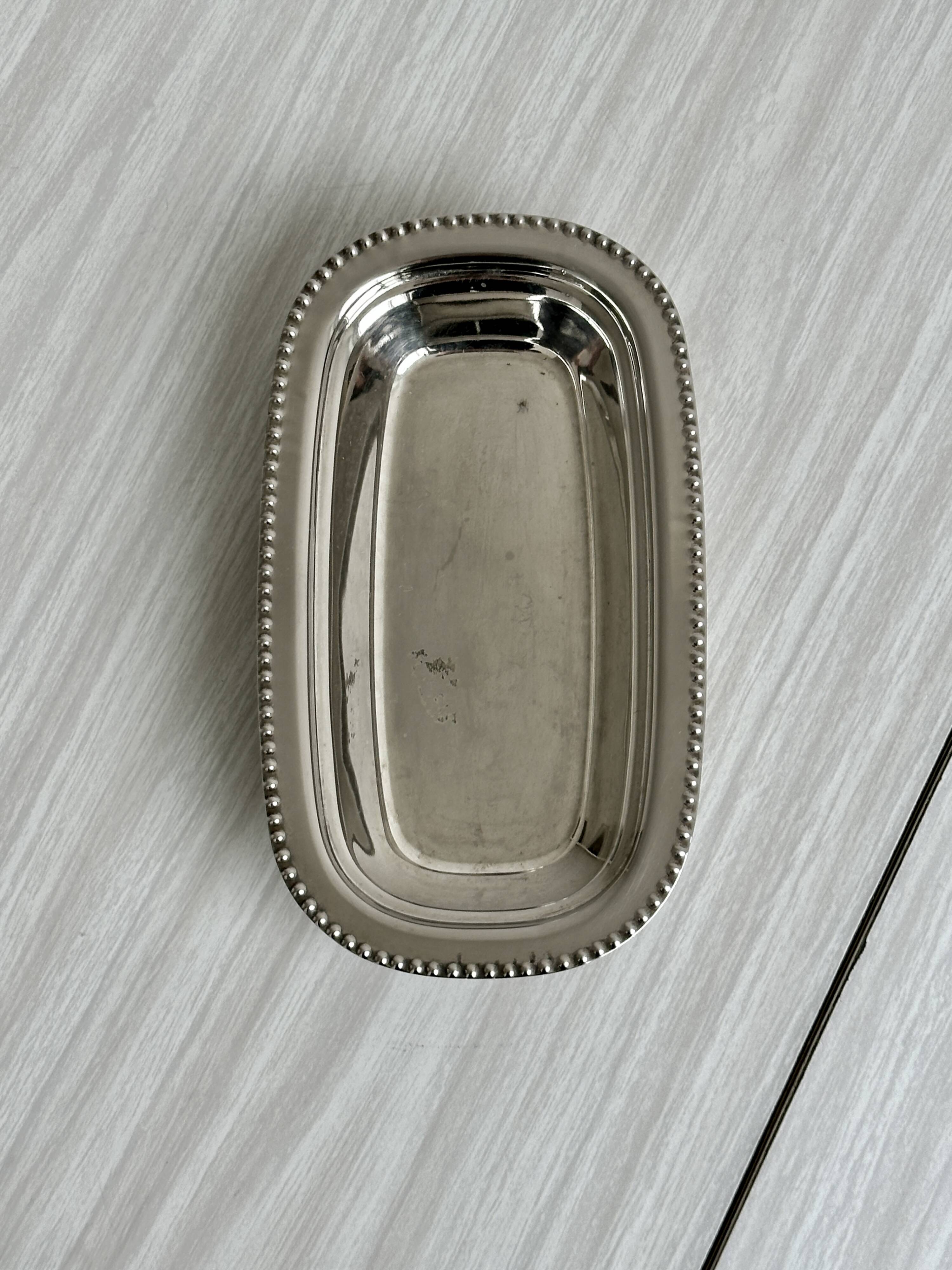 petite coupelle en métal léger brillant