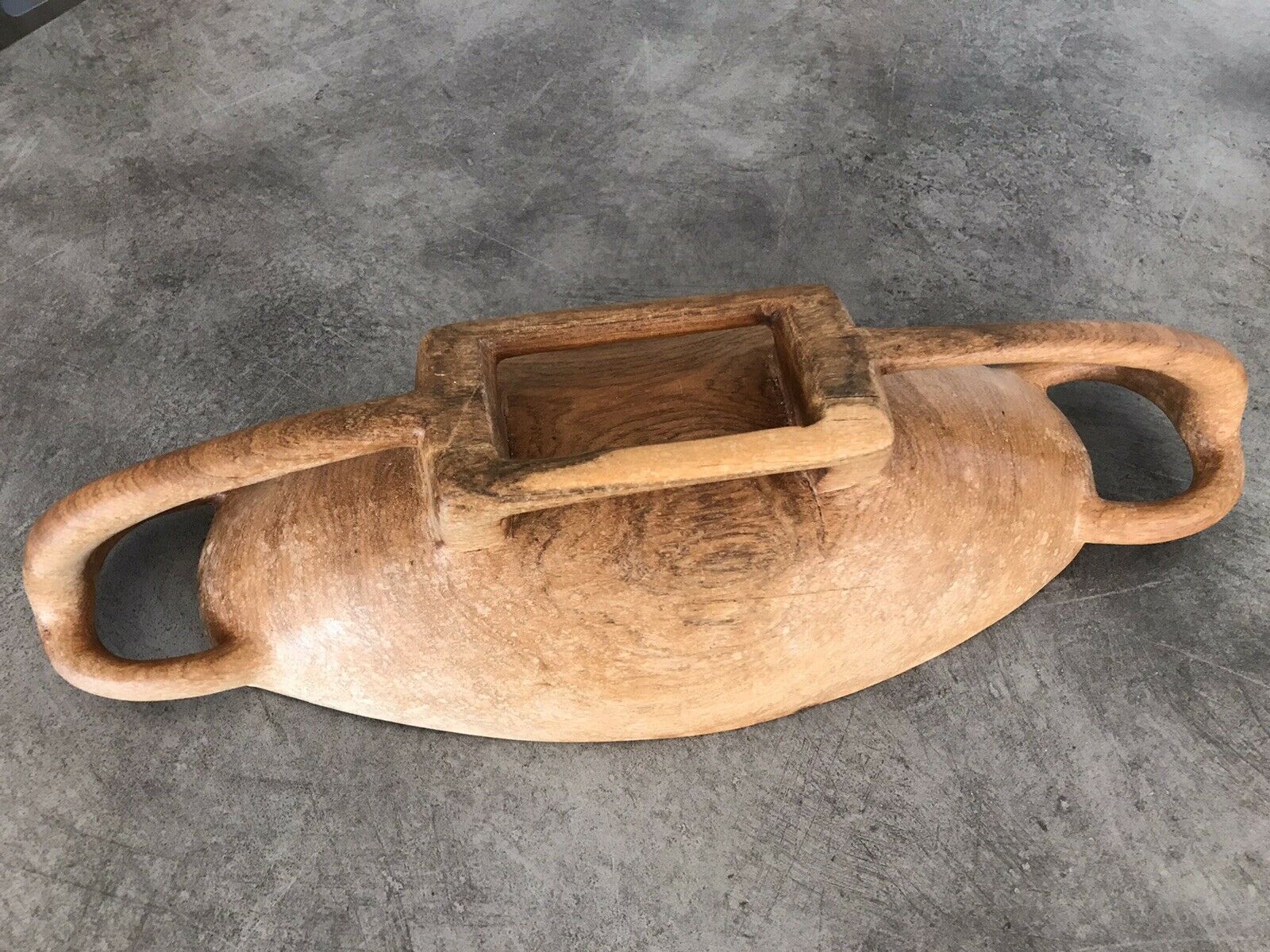 Carved wooden flat-plated - artisanal tribal art African cuisine