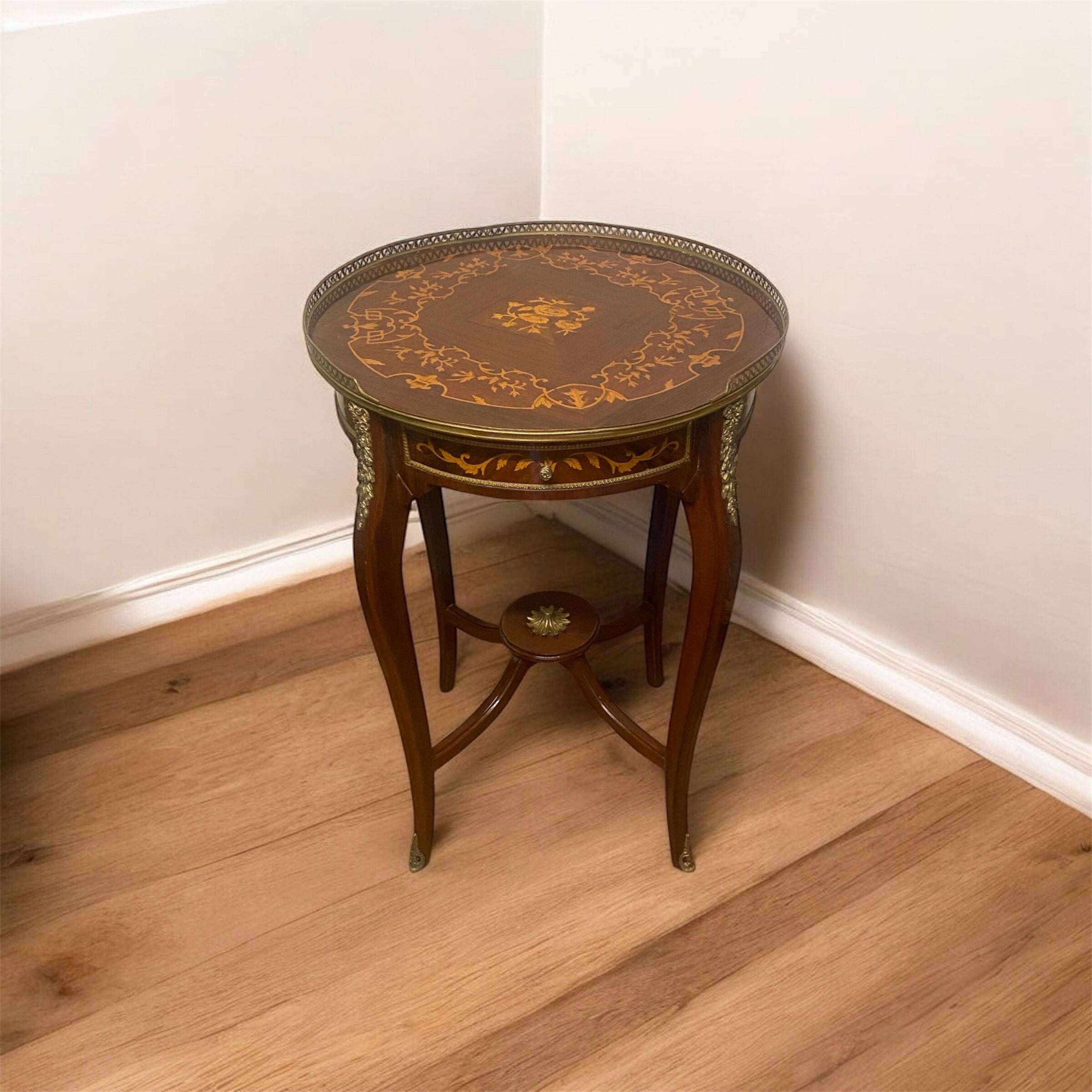 Paire de tables d’appoint Louis XV sculptées en hêtre et bronze, artisanale