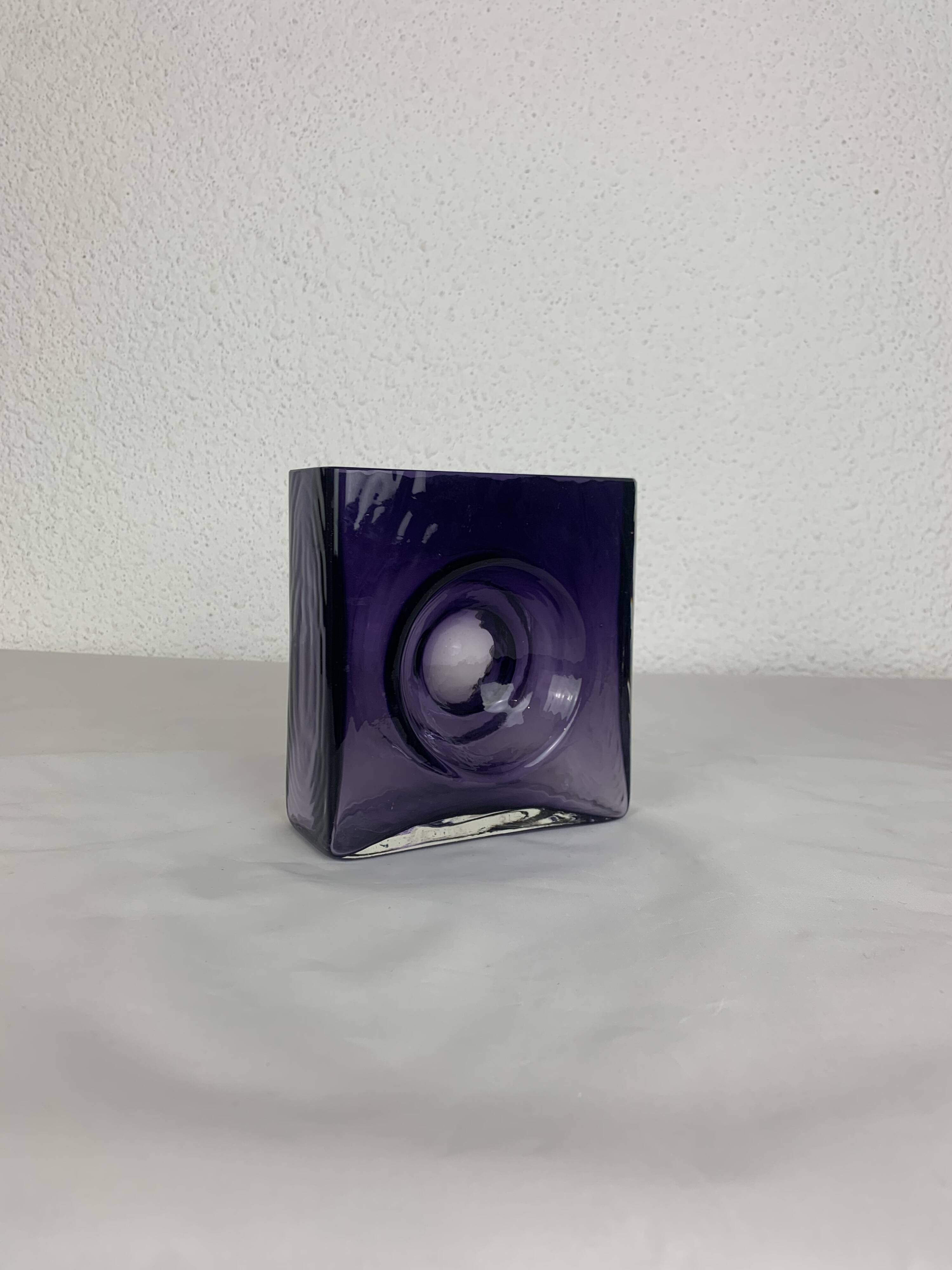 Diabolo vase signed Christian Tortu, blown glass in purple.