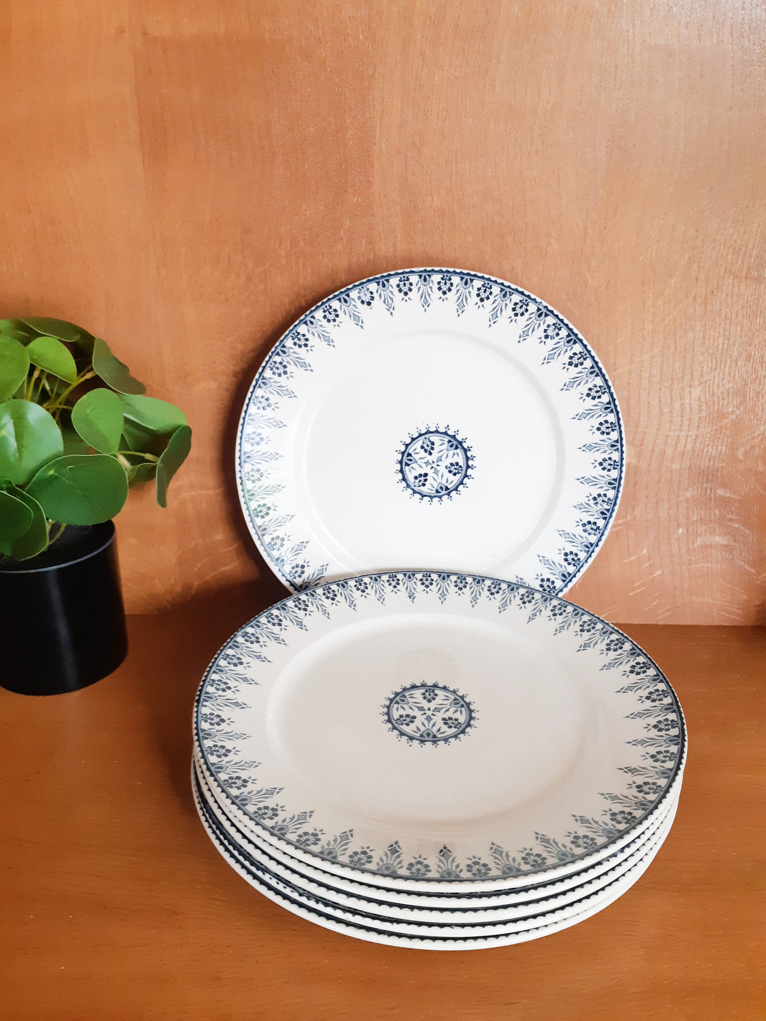 Flat earthenware plates from Sarreguemines Digoin, Algiers model
