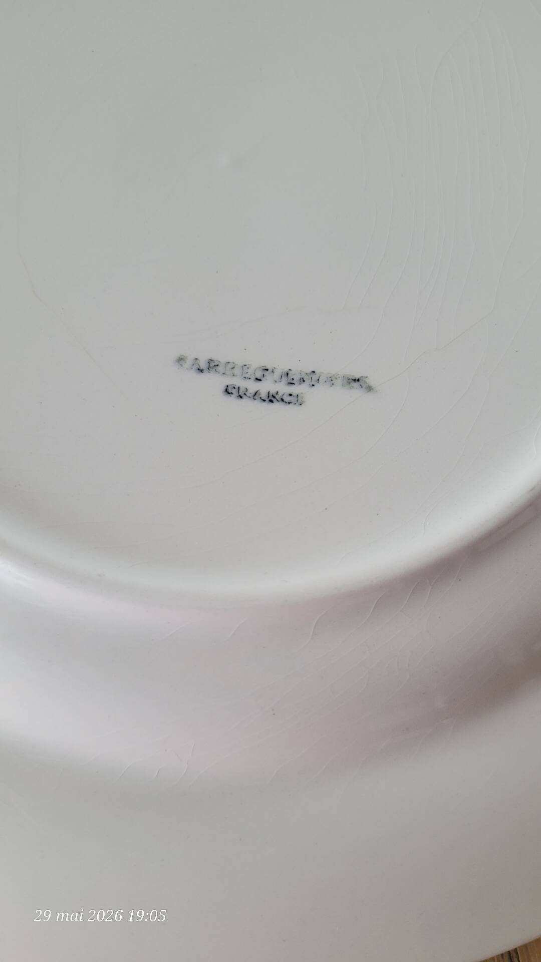 Une assiette plate Sarreguemines jaune et blanc