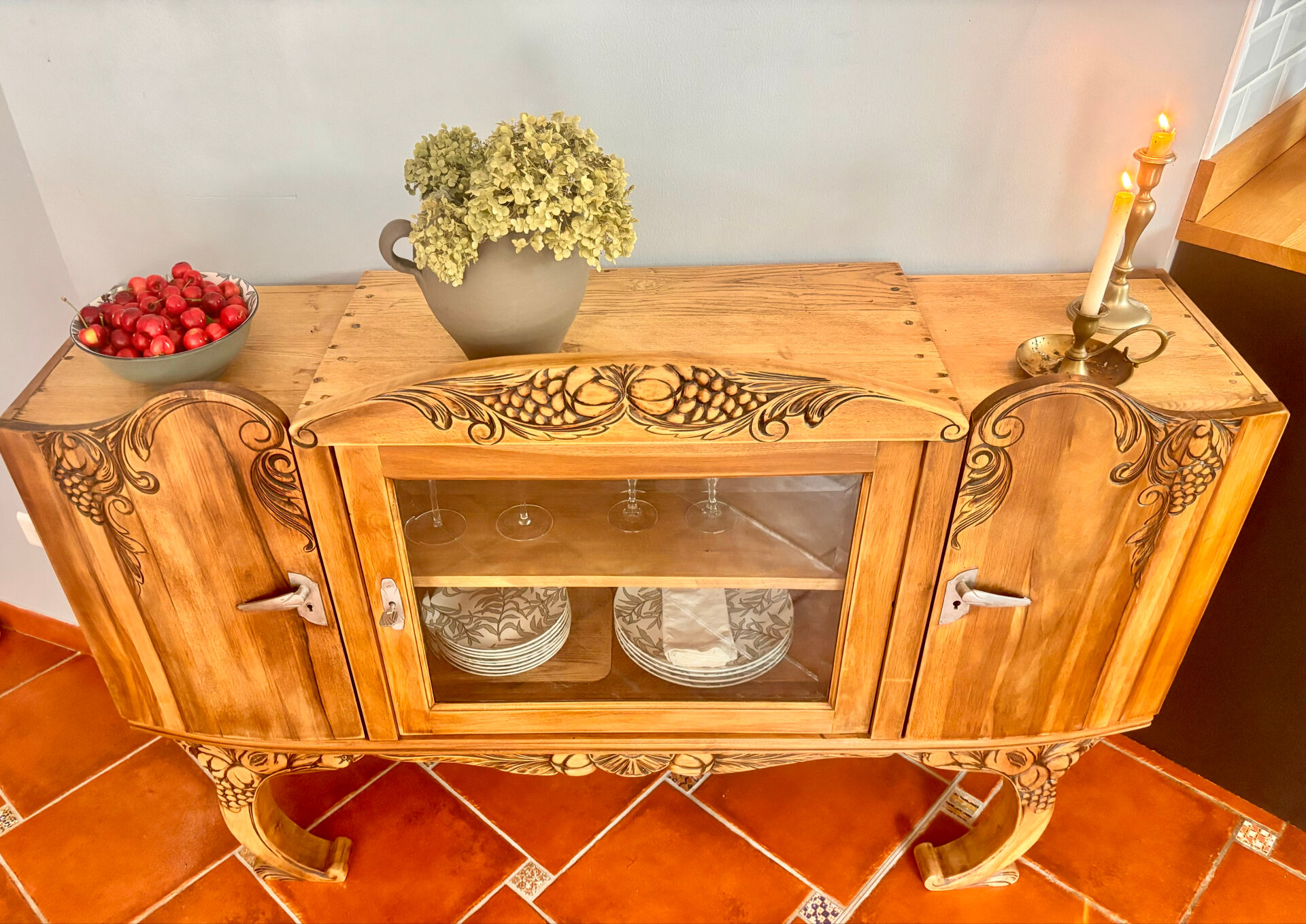 Buffet Art Nouveau restauré avec vitrine