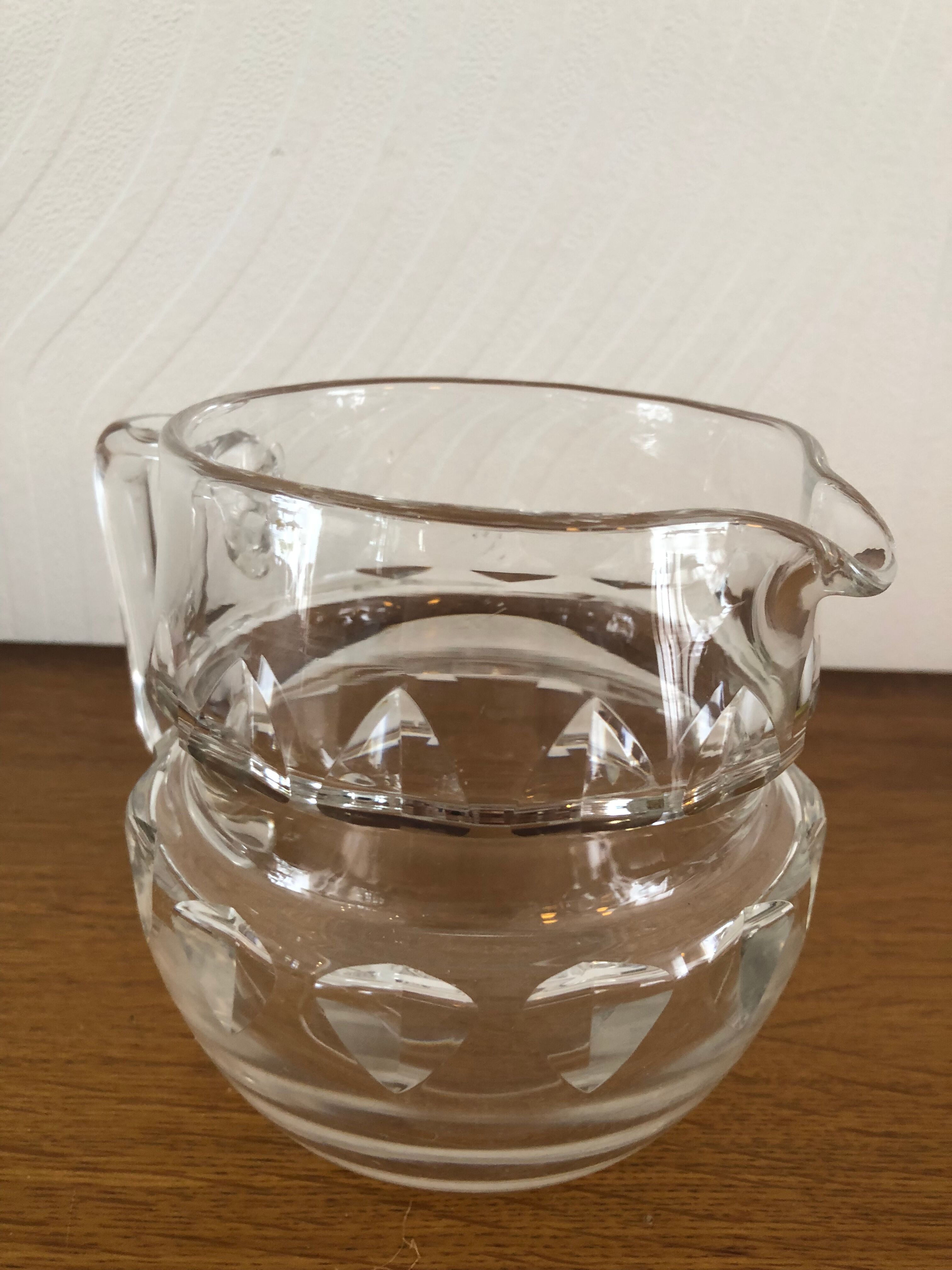 Cruche en verre taillé avec anse