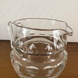 Cruche en verre taillé avec anse