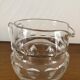 Cruche en verre taillé avec anse