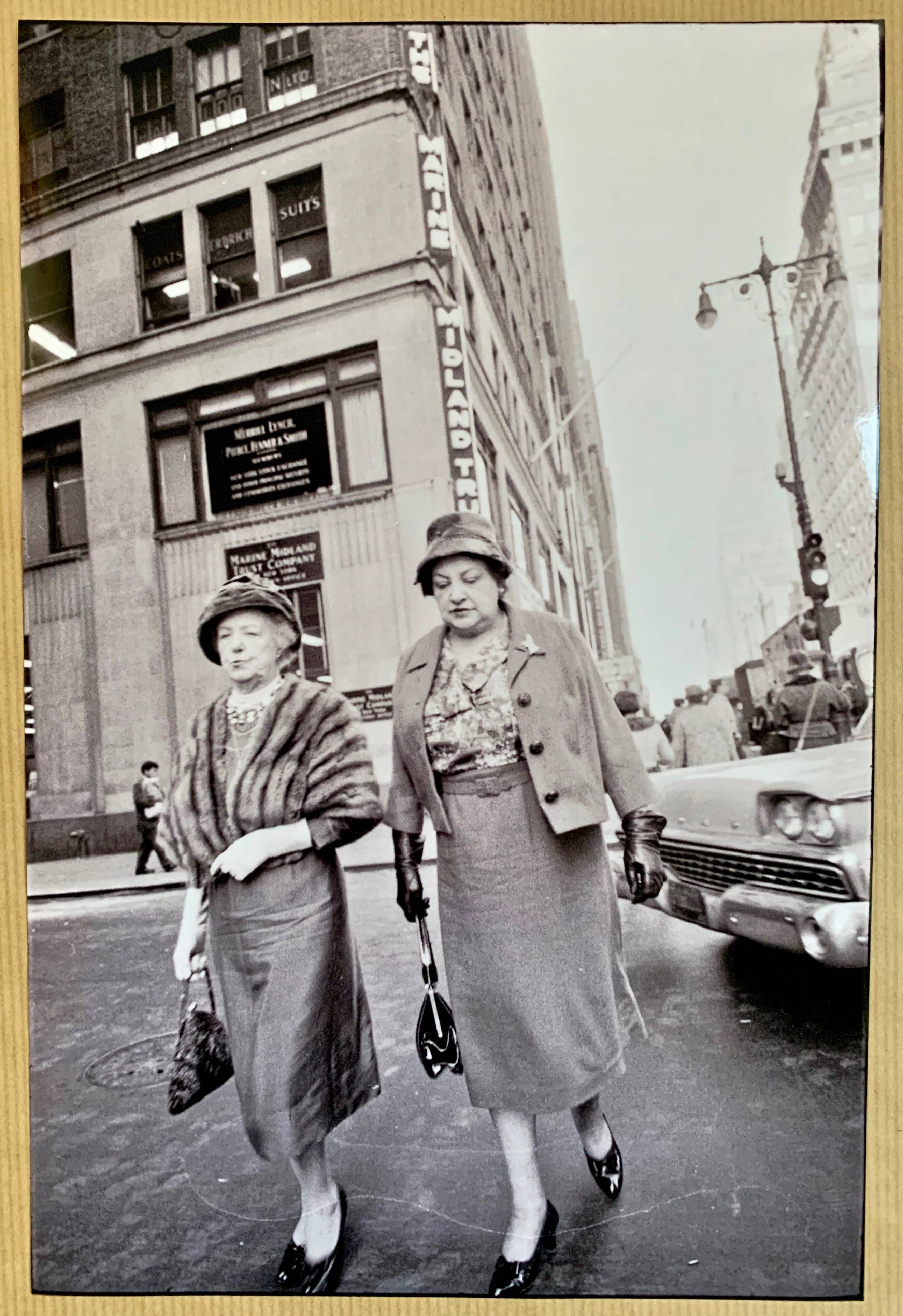 NEW YORK 1960 – Two ladies in Manhattan
