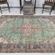 Tapis vintage turc fait main à décor de médaillon vert et beige