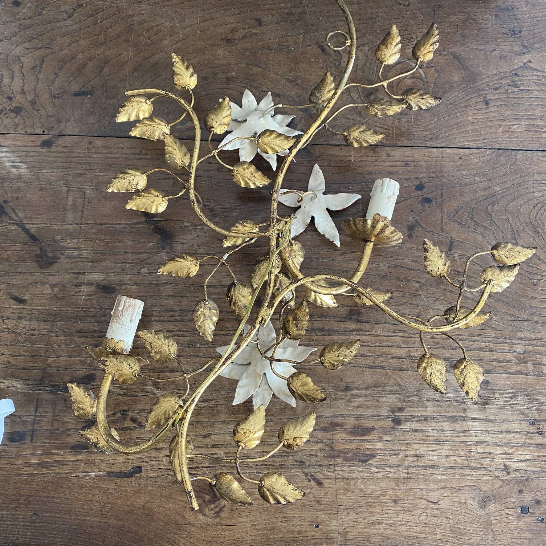 Grande applique fleurs et feuillage en métal doré années 50-60
