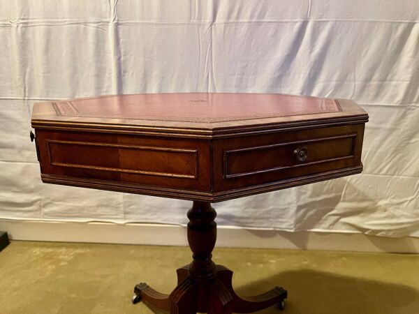 Gueridon octogonal vintage, 4 tiroirs, plateau cuir, pieds pattes de lion