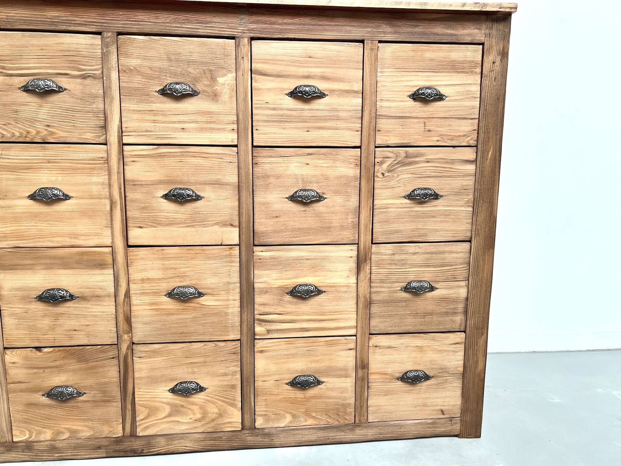 Craftsman's cabinet with 24 drawers in solid pine, 1950s.