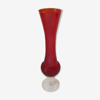 Vase type soliflore en verre rouge et pied transparent